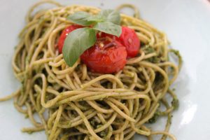 Spaghetti mit Pesto und blanchierten Tomaten